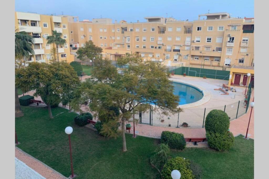 Apartamento 3 dormitorios en la playa de Almeria. Roquetas de Mar Exterior foto